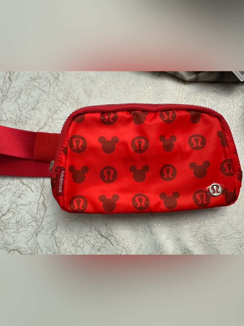 Disney × Lululemon Everywhere Belt Bags 1L
Limited-edition Disney collaboration